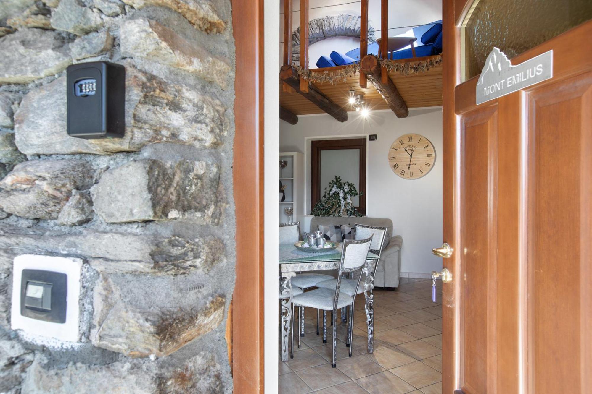Maison Bebe Mont Emilius Aosta Bagian luar foto